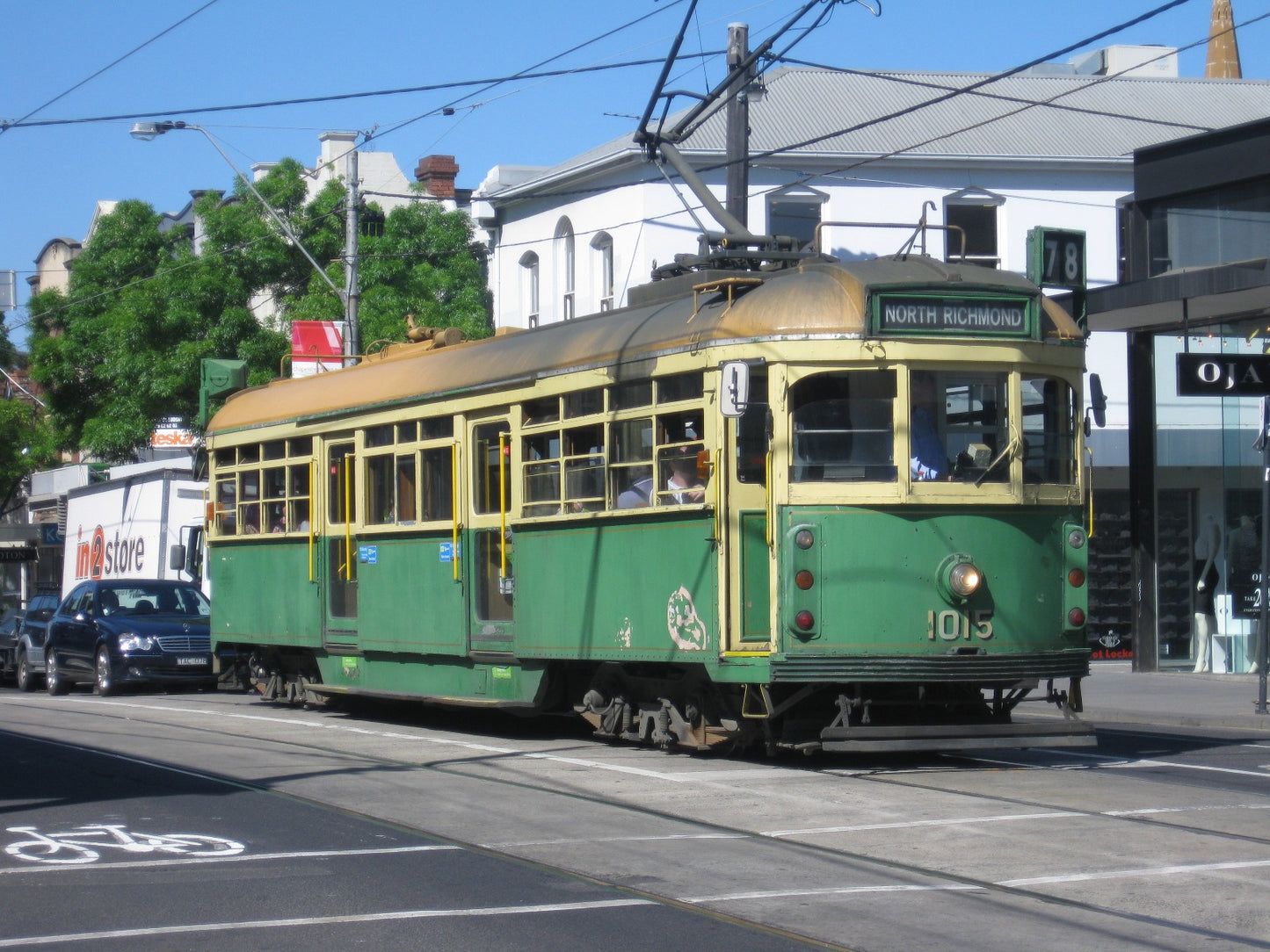 12 Piece Puzzle: Green Tram